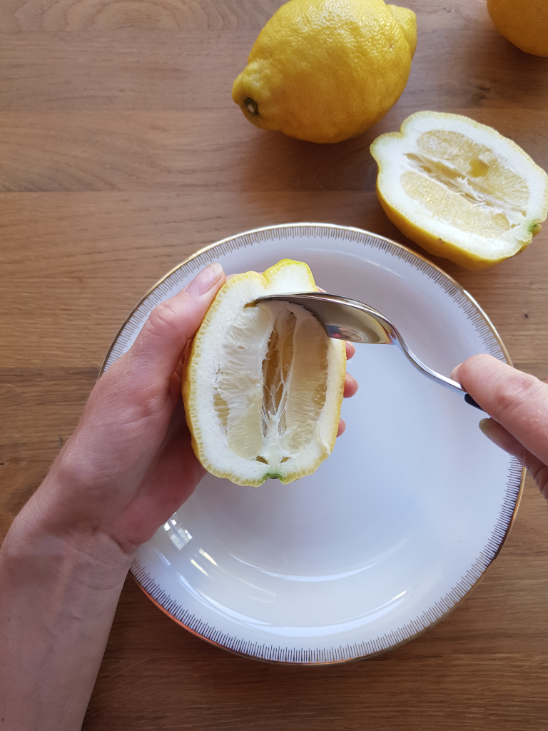 Fruchtfleisch aus den Zitronenhälften entfernen